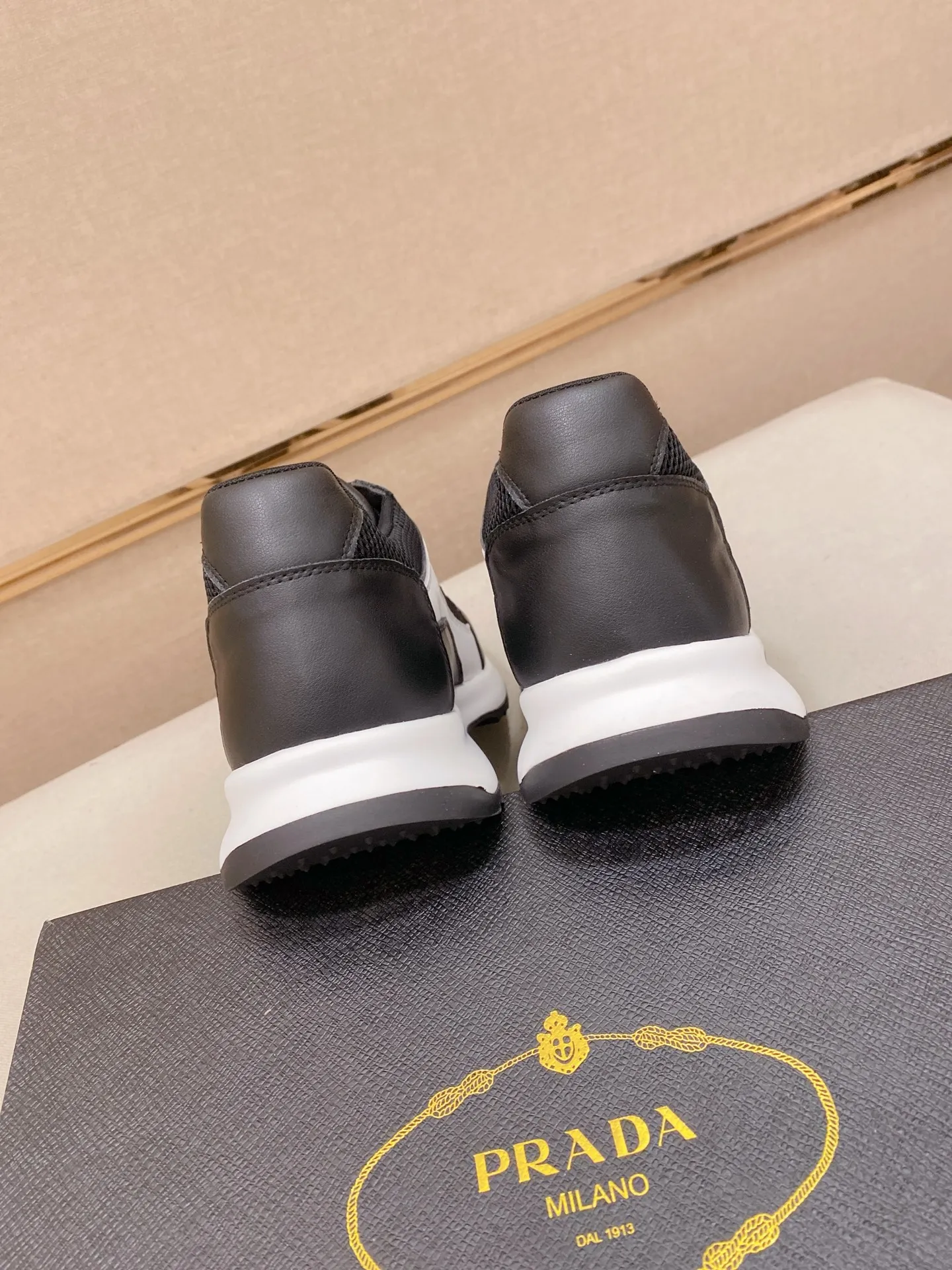 Factory price 462💰 The new PRADA (Prada) counters are launched simultaneously, new men's shoes, 😘fabrics are selected from cowhide. Lining: Mesh lining. 👍🏿 High-end ☄️ air-cushion molded anti-slip rubber outsole, exquisite lines, simple and elegant, comfortable and high-end for leisure travel. Number of yards: 38 to 44. Can be ordered for 45 non-refundable